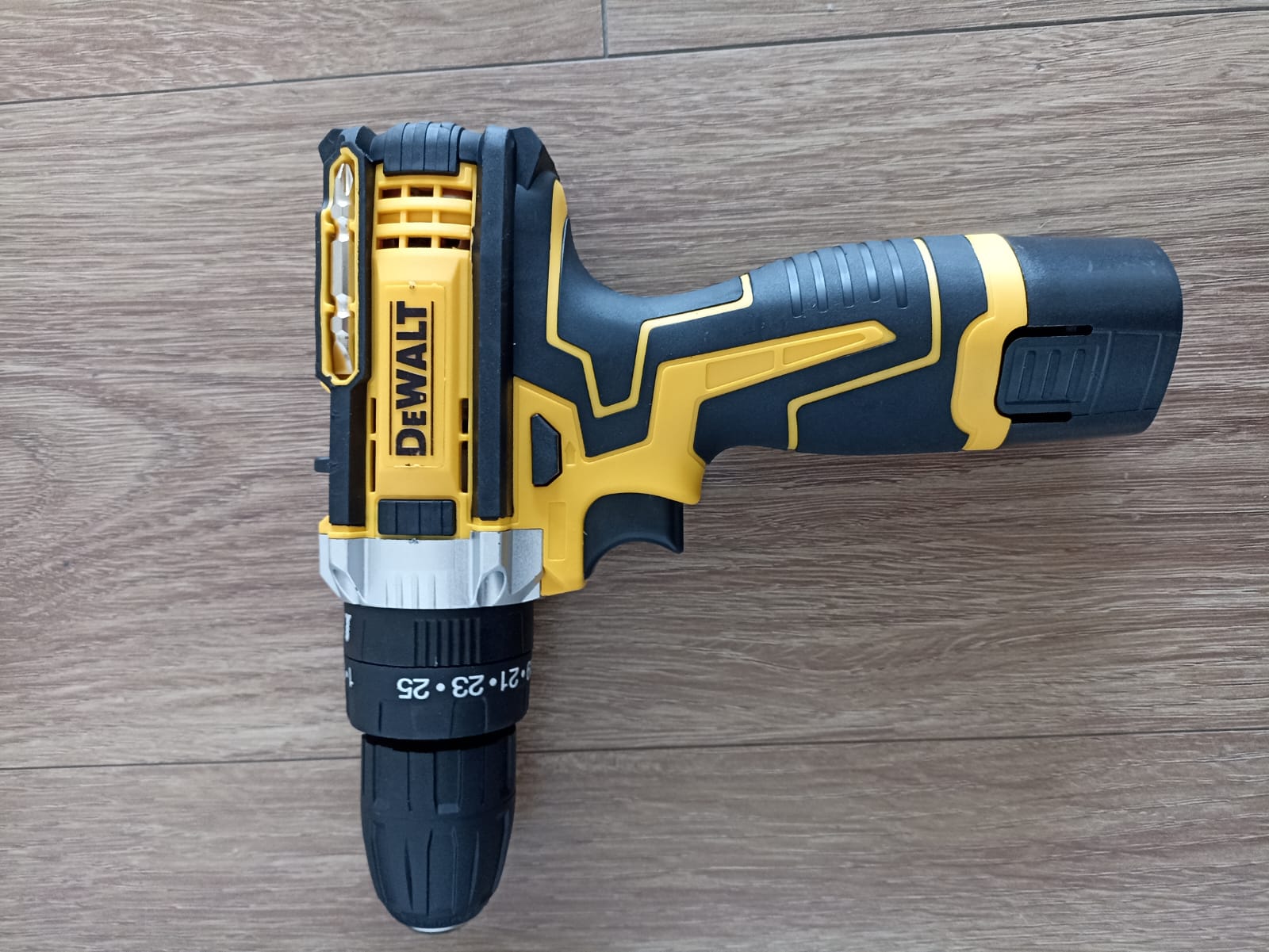 TALADRO 1801 VOLTIOS  DEWALT